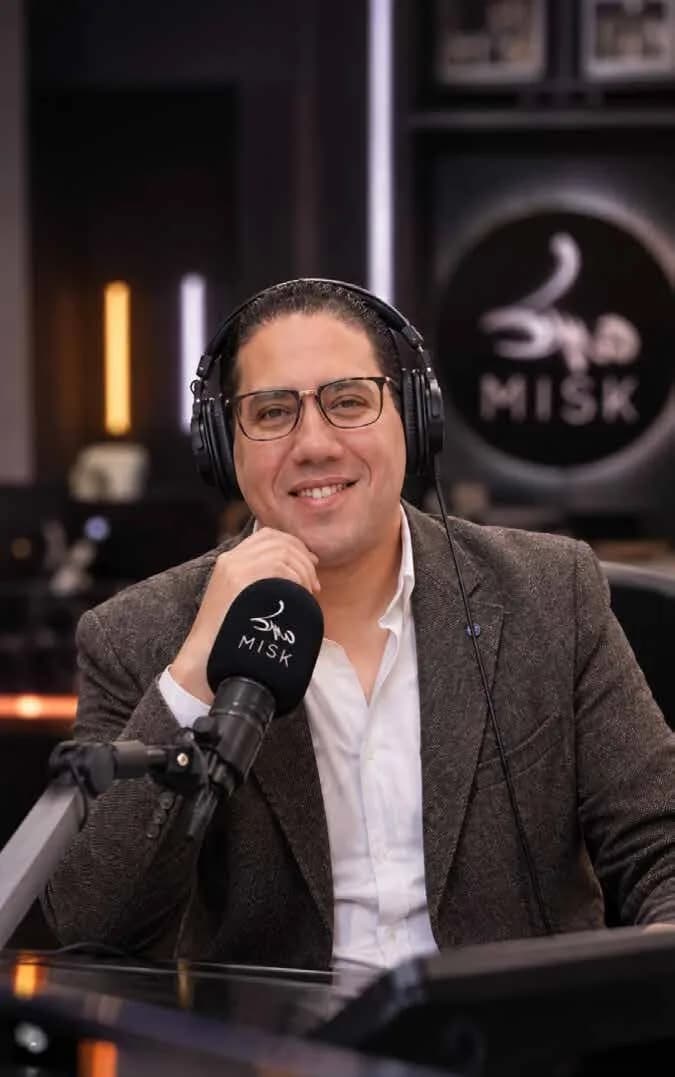 L'animateur d'El matinale au micro, dans le studio de Misk