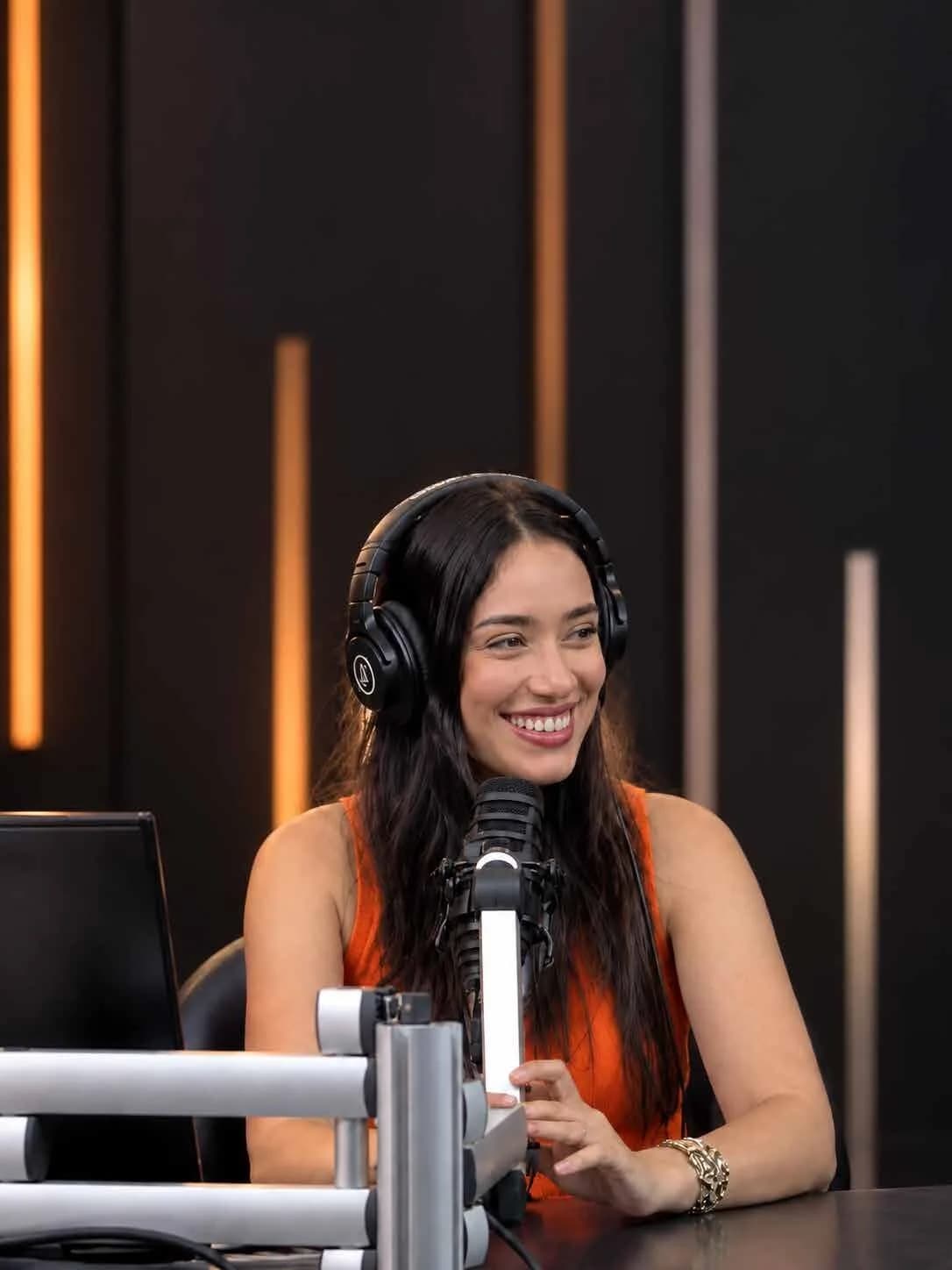 L'animatrice d'Allo misk, souriante, casque sur les oreilles en studio
