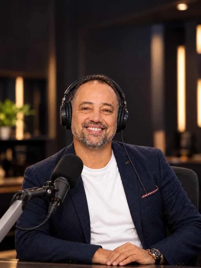 L'animateur de Tanjah, souriant, au micro du studio de Misk
